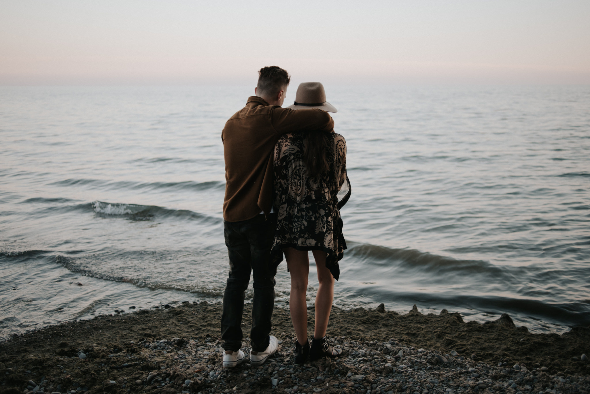 Fun end of summer couple portraits at sunset // www.daringwanderer.com