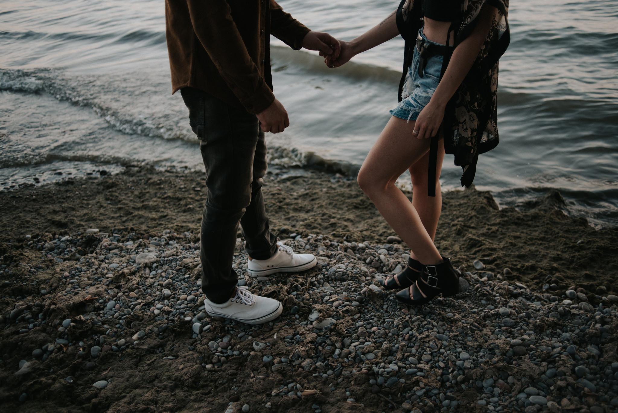 Fun end of summer couple portraits at sunset // www.daringwanderer.com