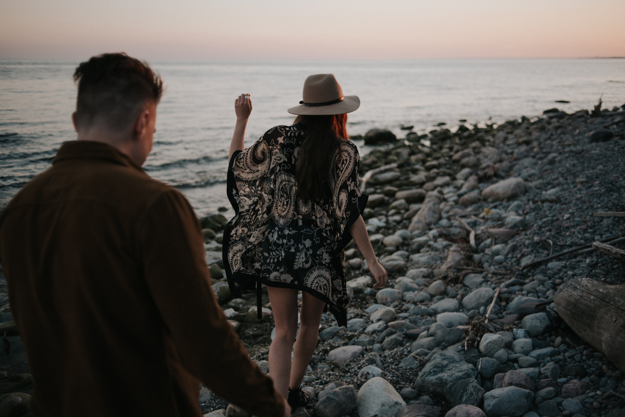 Fun end of summer couple portraits at sunset // www.daringwanderer.com