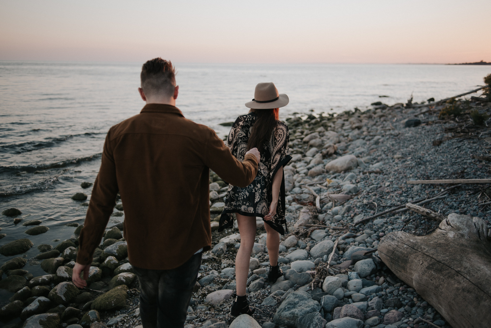 Fun end of summer couple portraits at sunset // www.daringwanderer.com