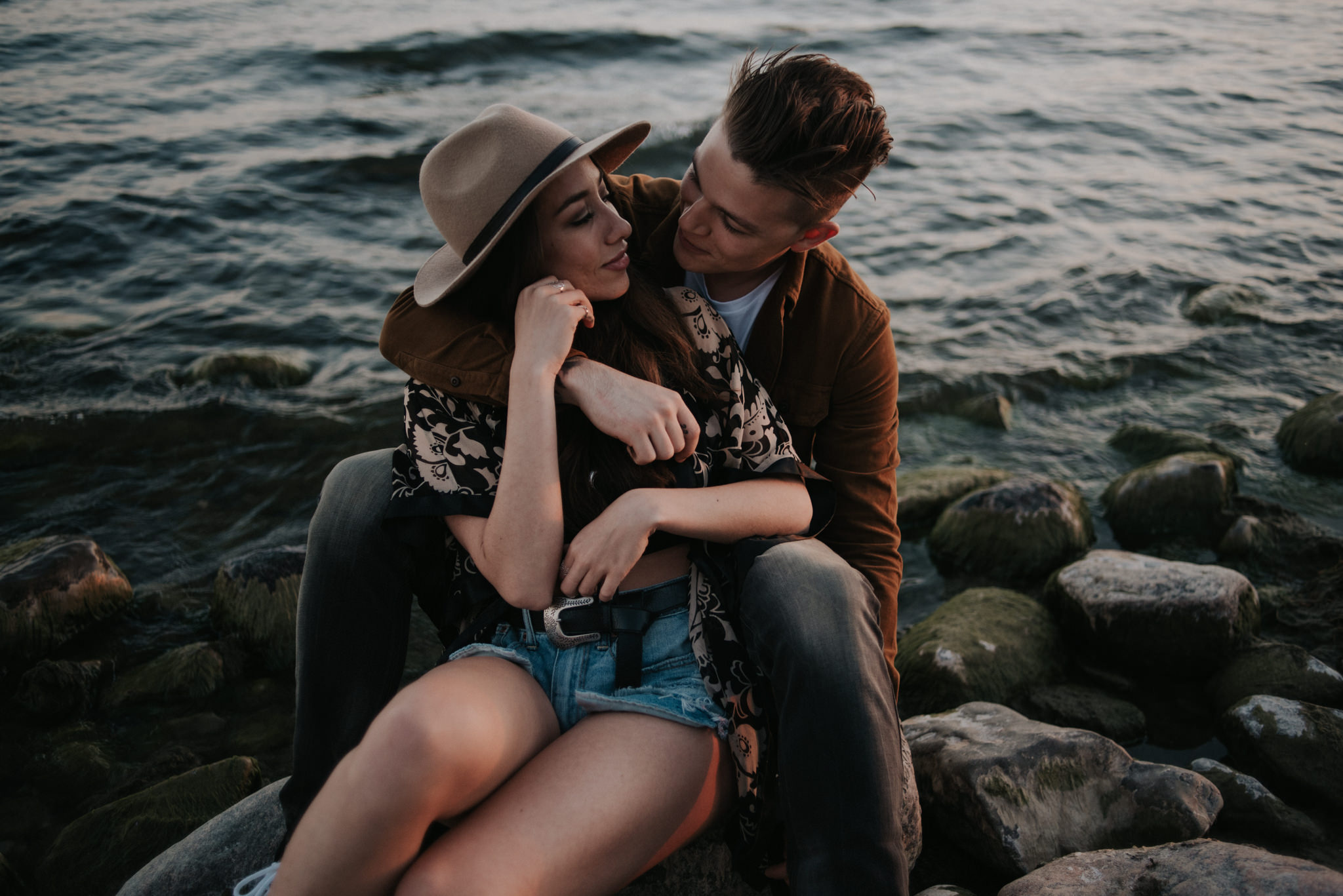 Fun end of summer couple portraits at sunset // www.daringwanderer.com