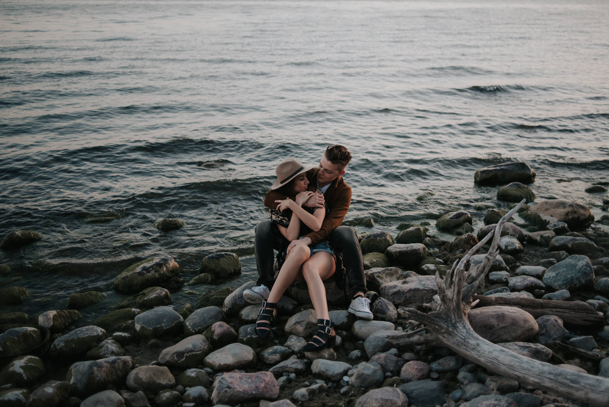 Fun end of summer couple portraits at sunset // www.daringwanderer.com