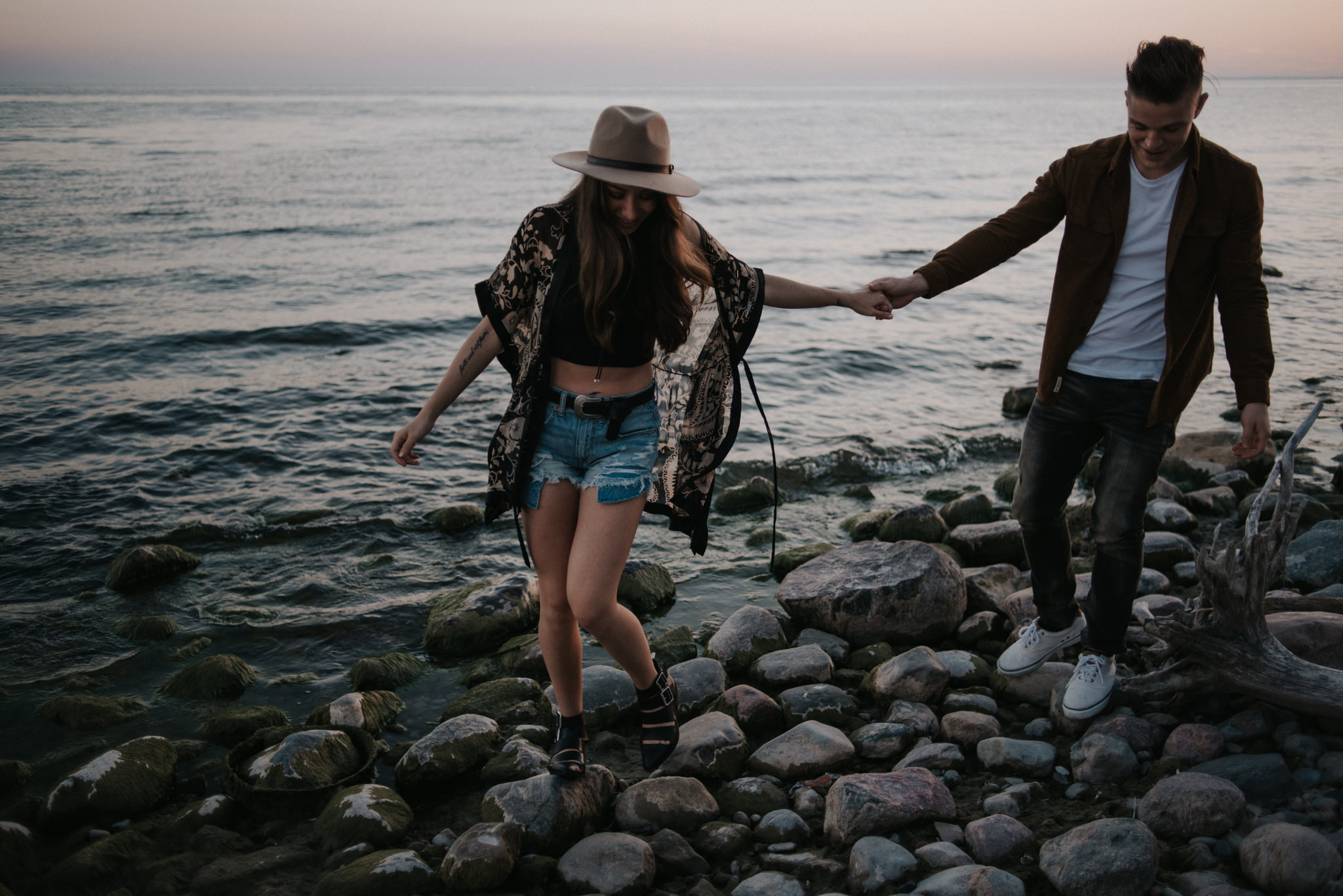 Fun end of summer couple portraits at sunset // www.daringwanderer.com