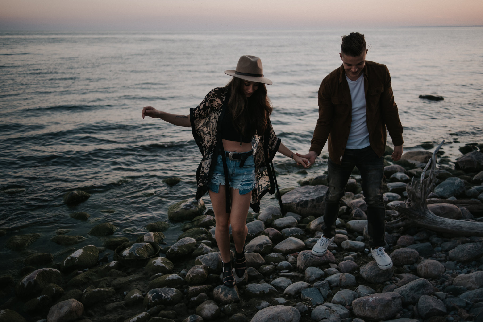 Fun end of summer couple portraits at sunset // www.daringwanderer.com