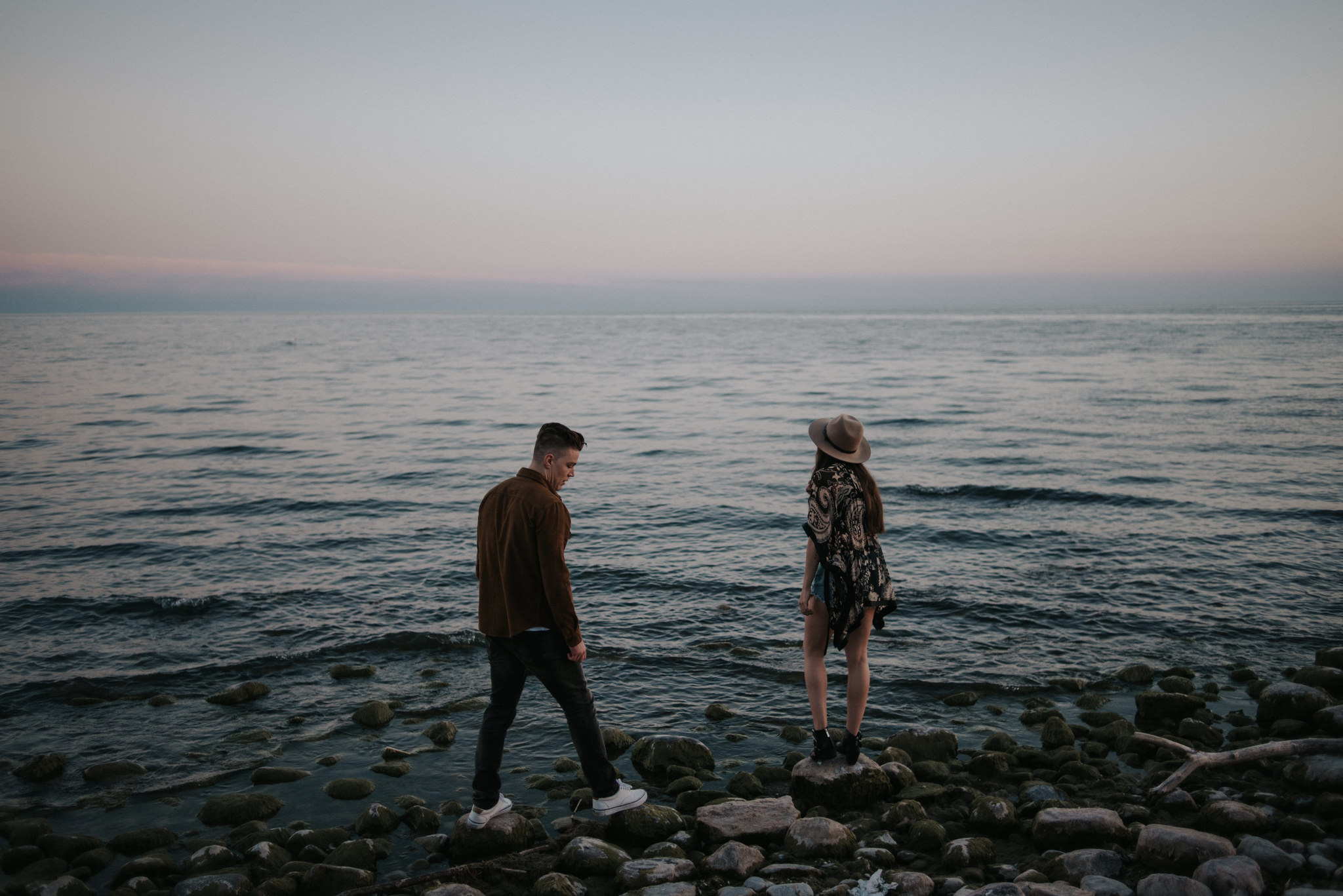 Fun end of summer couple portraits at sunset // www.daringwanderer.com