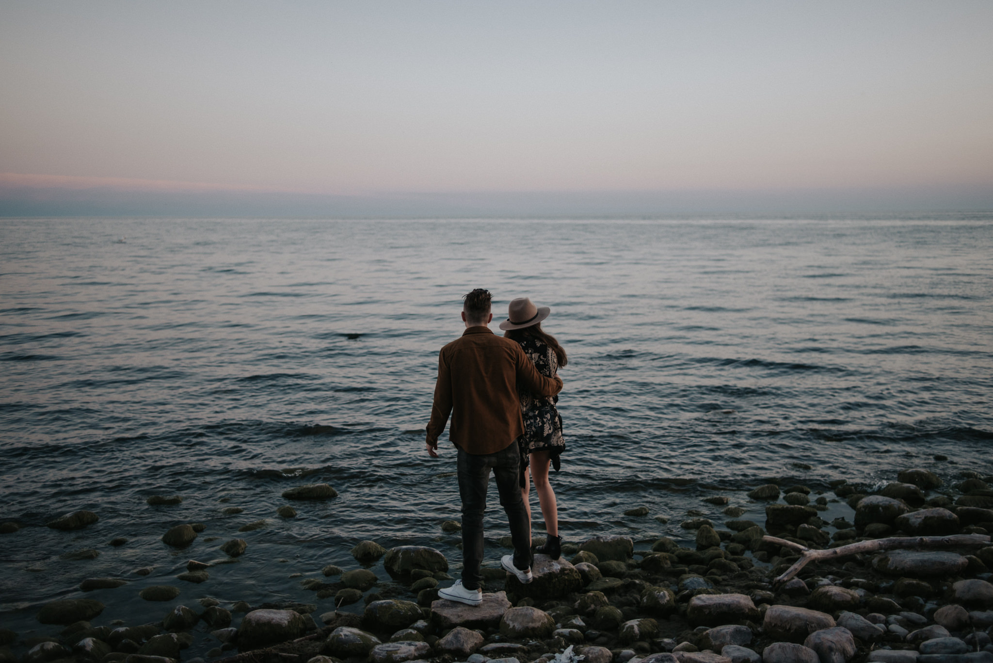 Fun end of summer couple portraits at sunset // www.daringwanderer.com