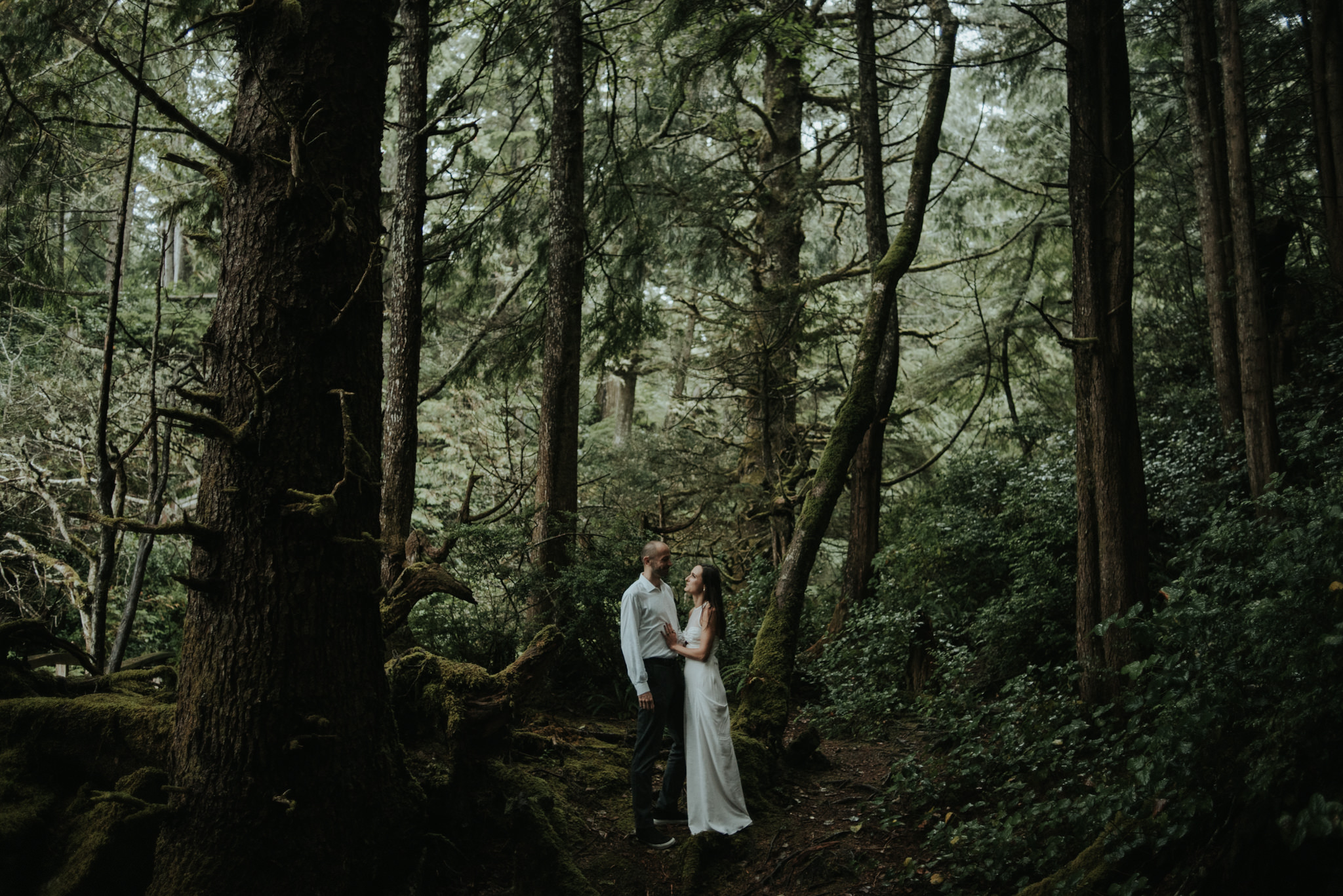 Intimate Tonquin Beach Day-Before Portraits in Tofino // Daring Wanderer: www.daringwanderer.com