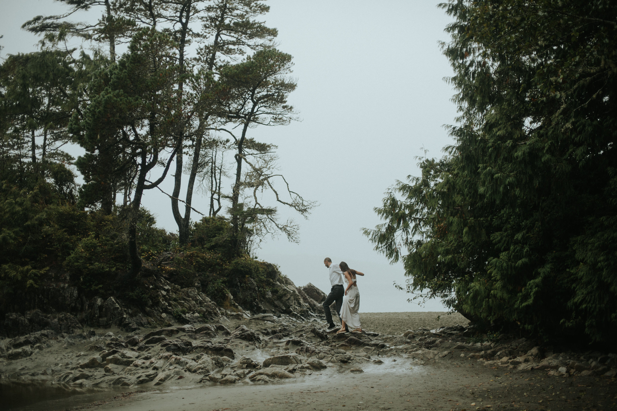 Intimate Tonquin Beach Day-Before Portraits in Tofino // Daring Wanderer: www.daringwanderer.com