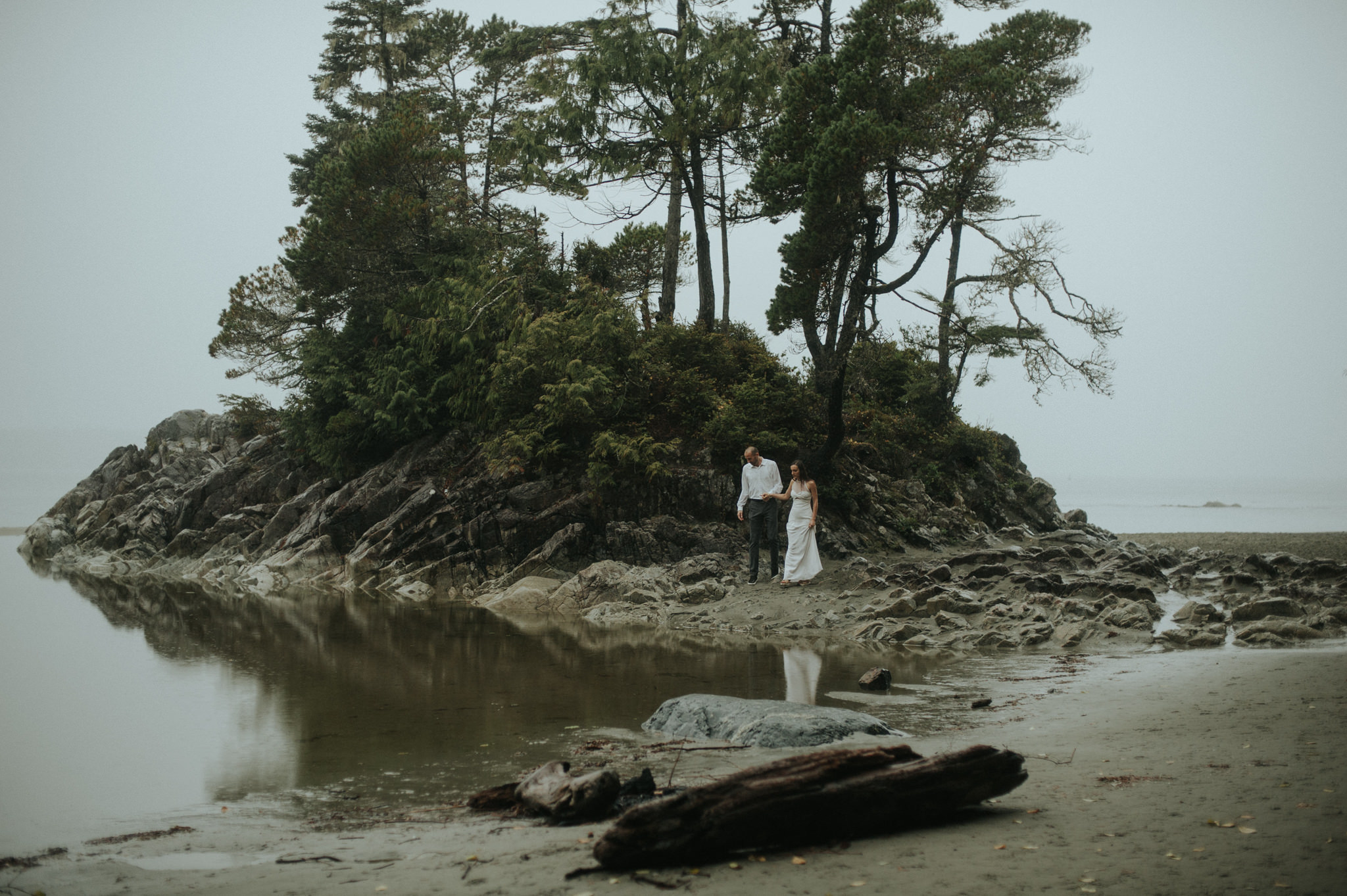 Intimate Tonquin Beach Day-Before Portraits in Tofino // Daring Wanderer: www.daringwanderer.com