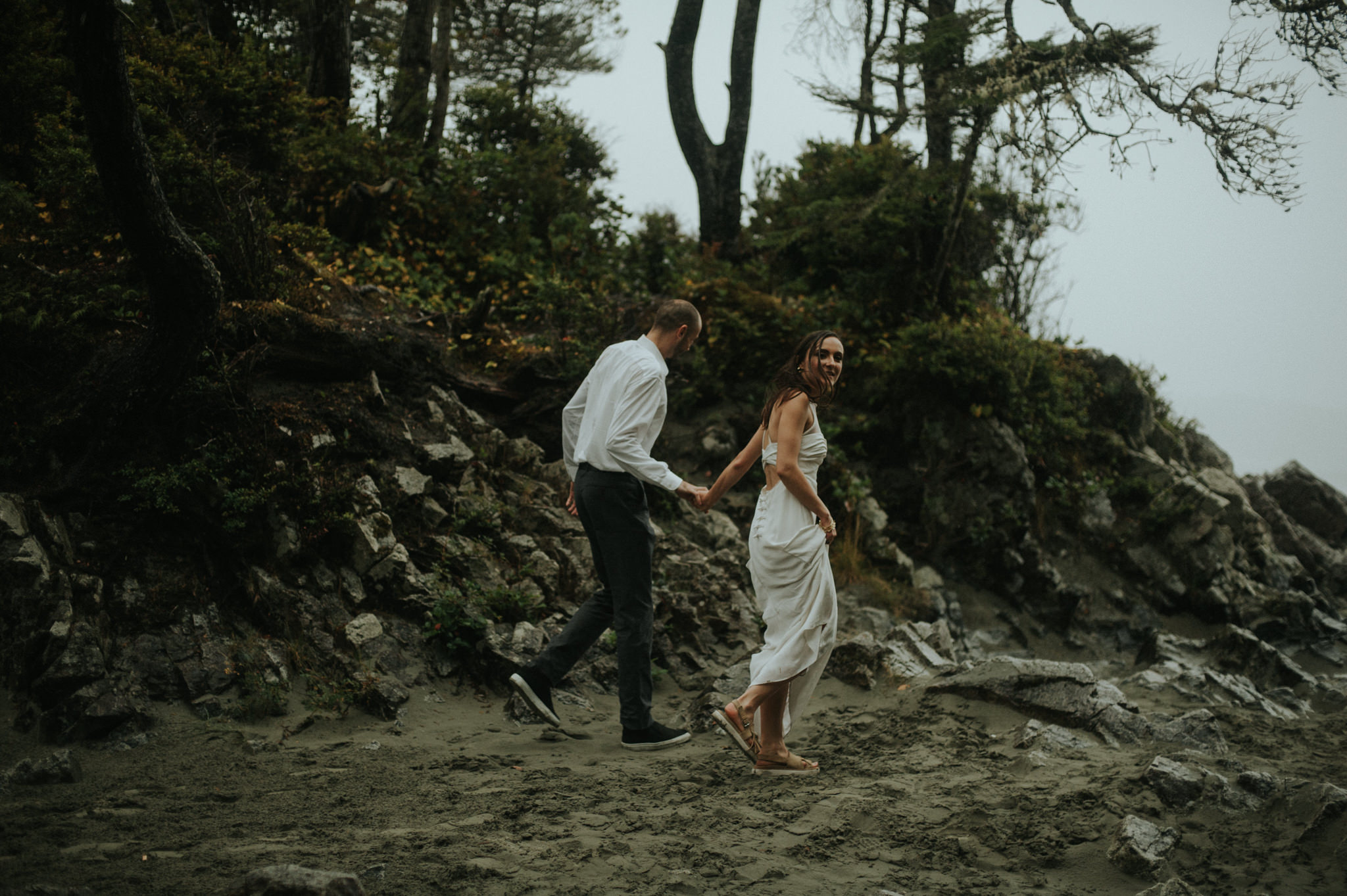 Intimate Tonquin Beach Day-Before Portraits in Tofino // Daring Wanderer: www.daringwanderer.com