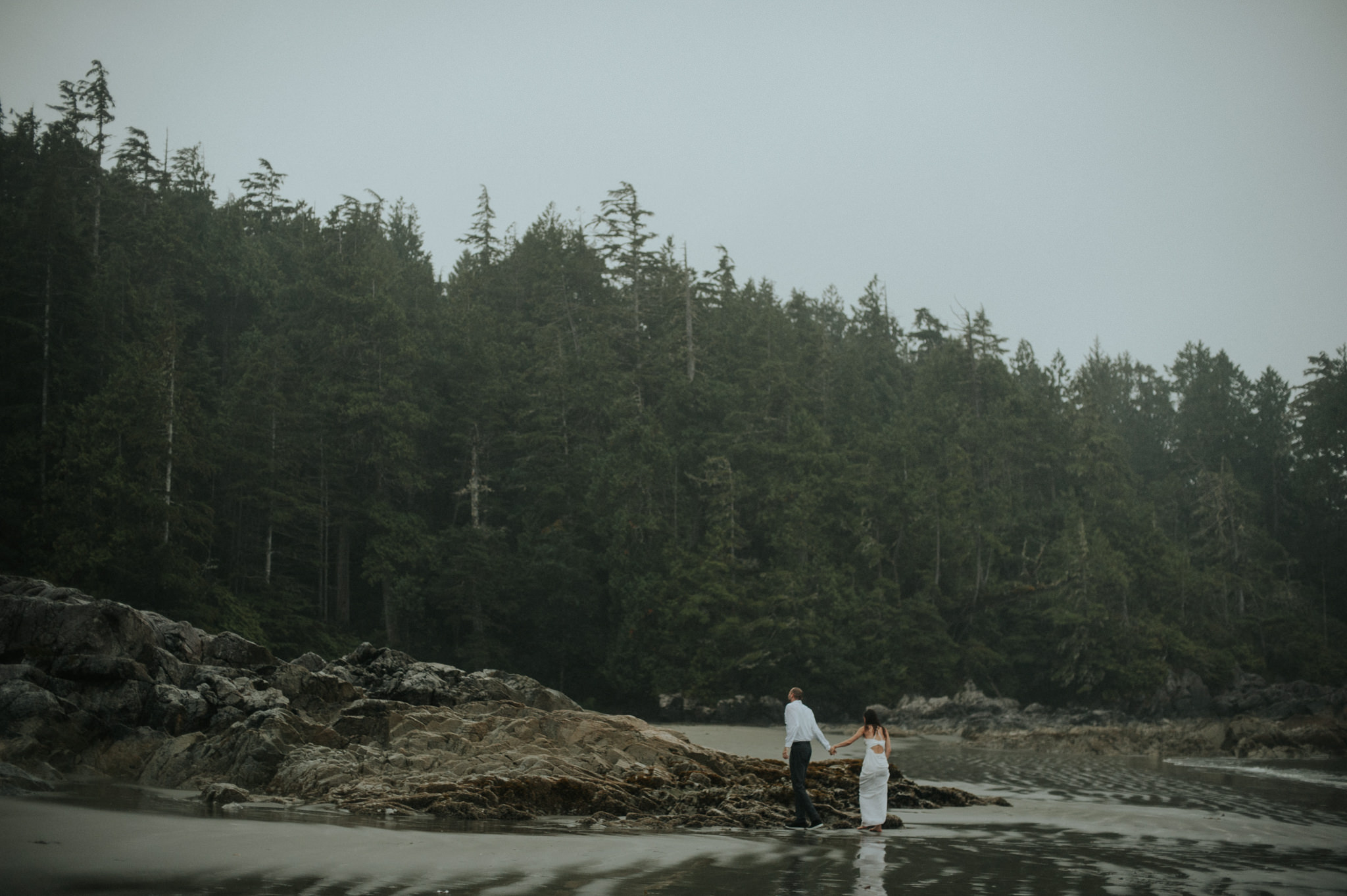 Intimate Tonquin Beach Day-Before Portraits in Tofino // Daring Wanderer: www.daringwanderer.com