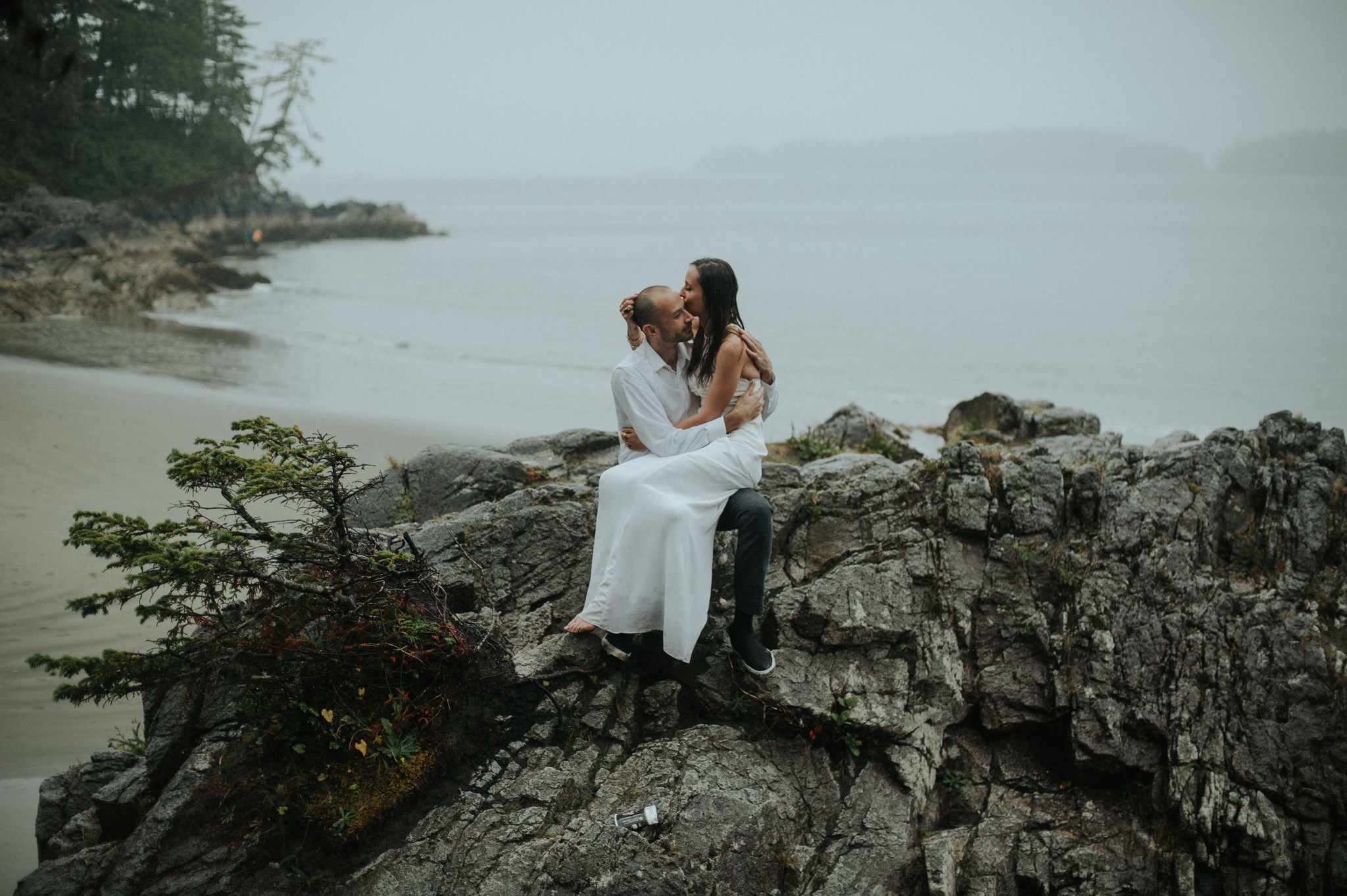 Intimate Tonquin Beach Day-Before Portraits in Tofino // Daring Wanderer: www.daringwanderer.com