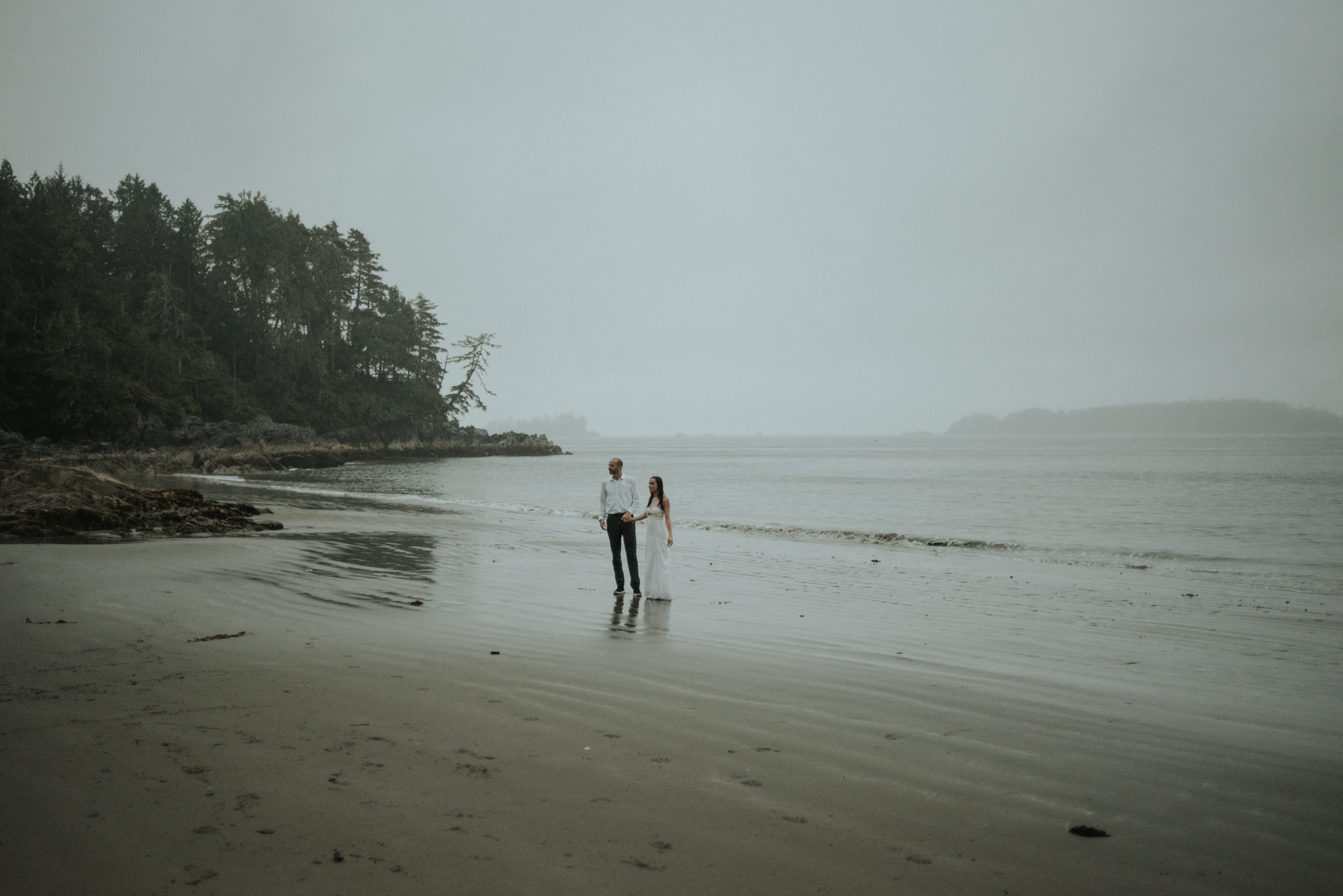 Intimate Tonquin Beach Day-Before Portraits in Tofino // Daring Wanderer: www.daringwanderer.com