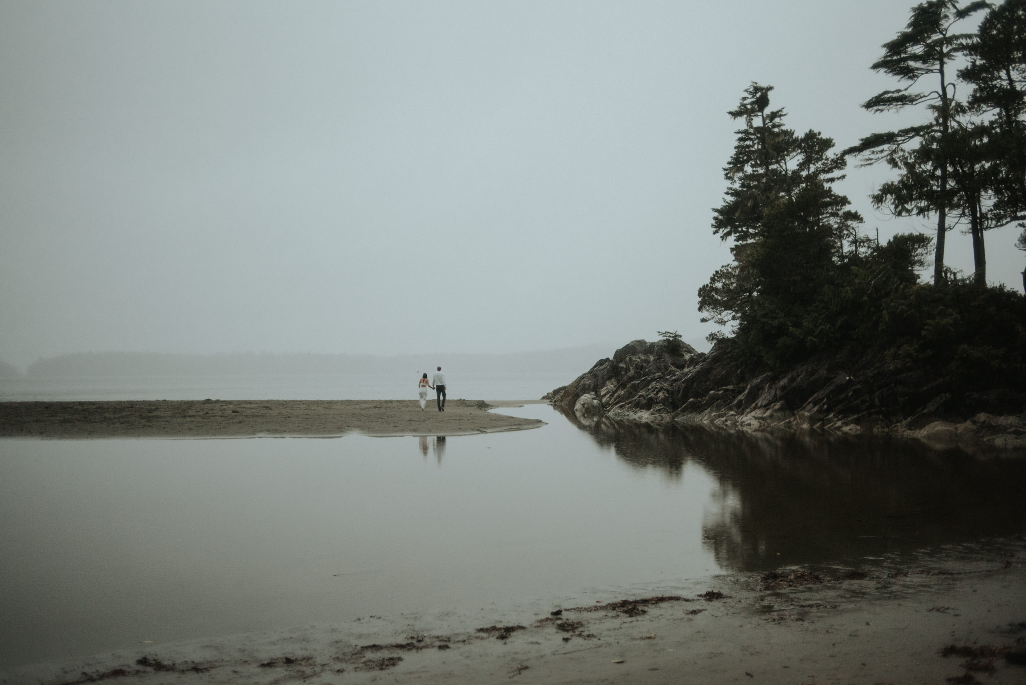 Intimate Tonquin Beach Day-Before Portraits in Tofino // Daring Wanderer: www.daringwanderer.com