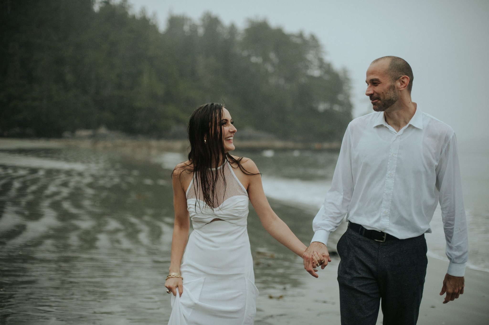 Intimate Tonquin Beach Day-Before Portraits in Tofino // Daring Wanderer: www.daringwanderer.com