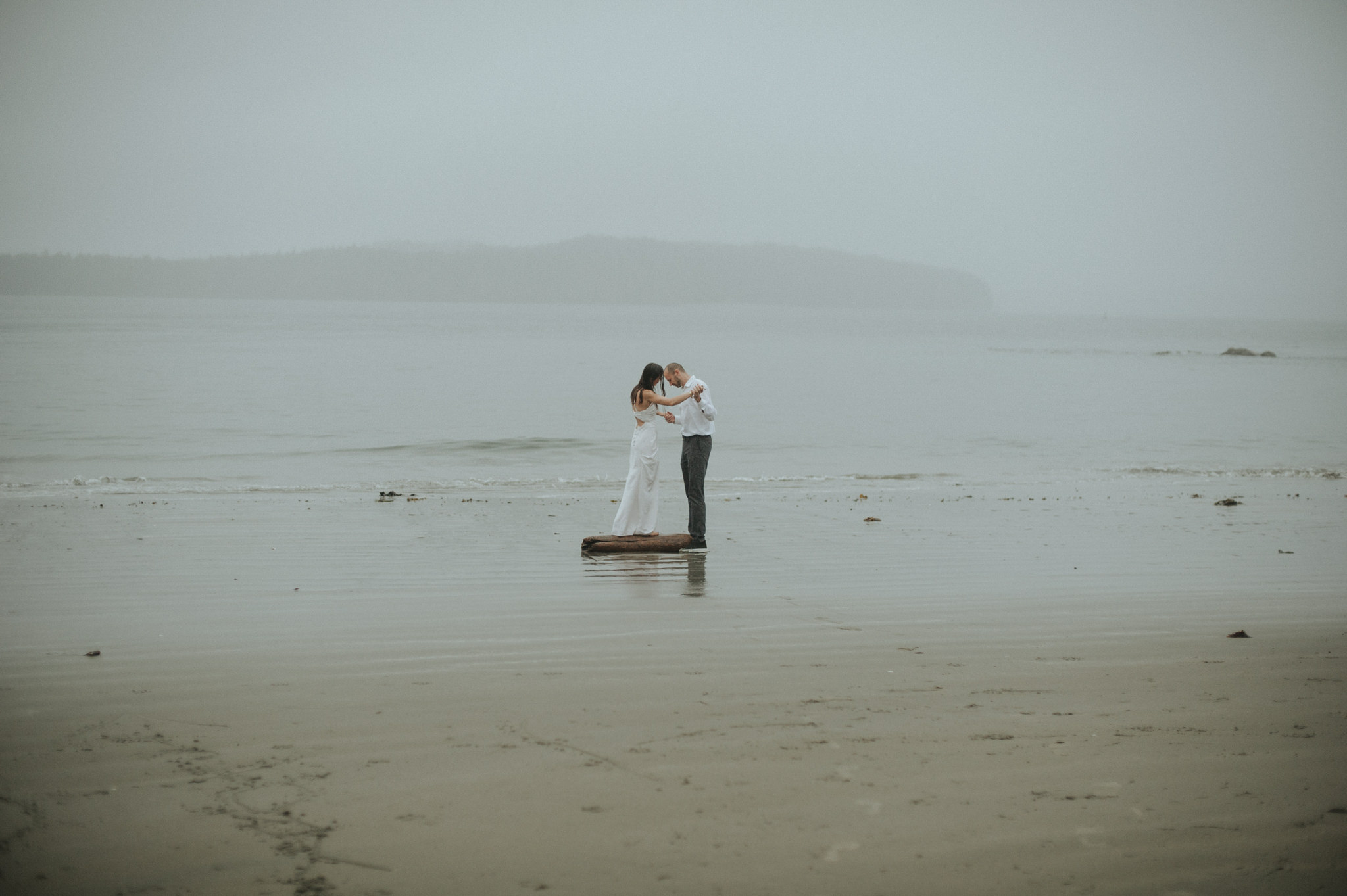 Intimate Tonquin Beach Day-Before Portraits in Tofino // Daring Wanderer: www.daringwanderer.com