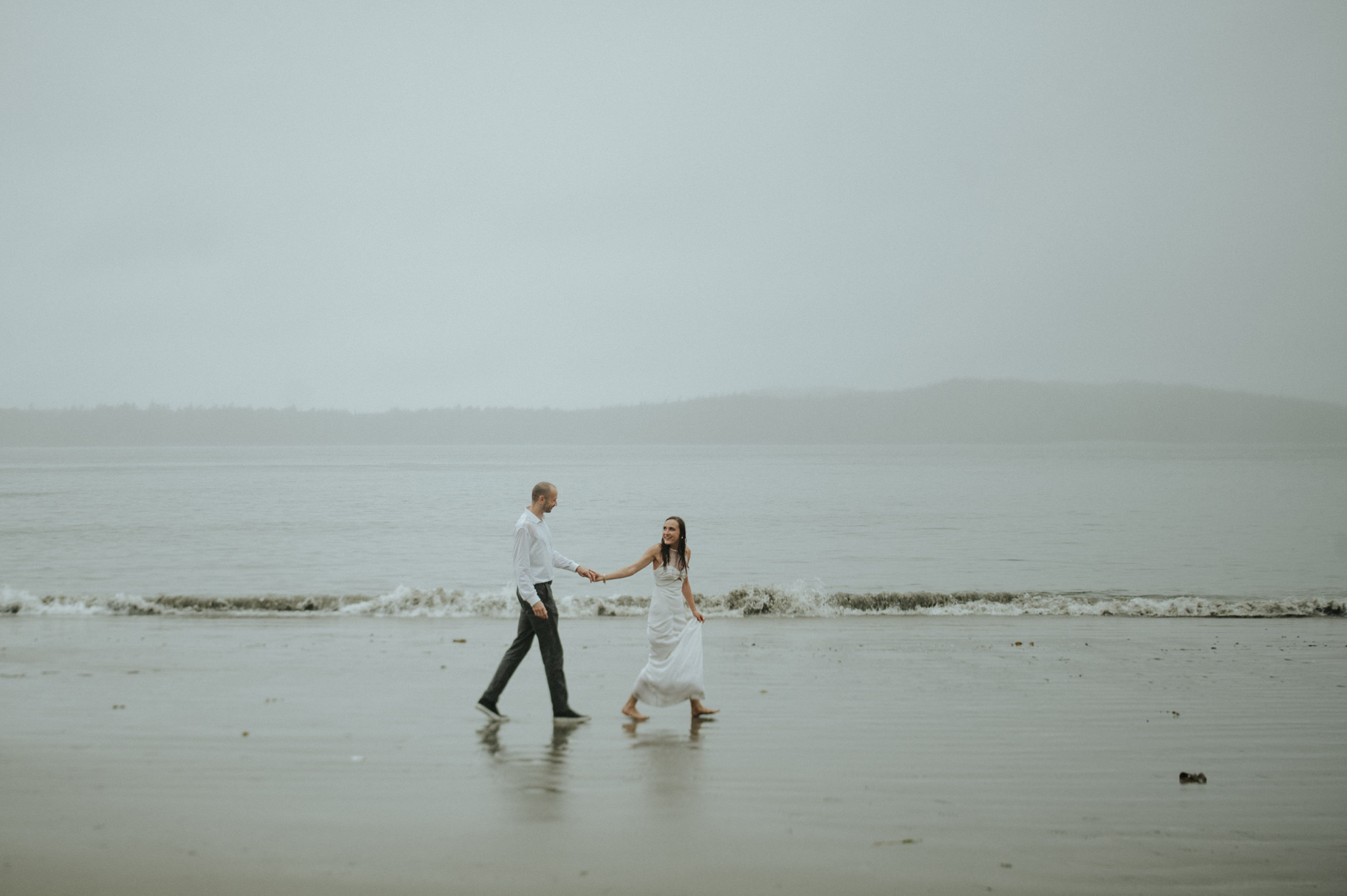 Intimate Tonquin Beach Day-Before Portraits in Tofino // Daring Wanderer: www.daringwanderer.com