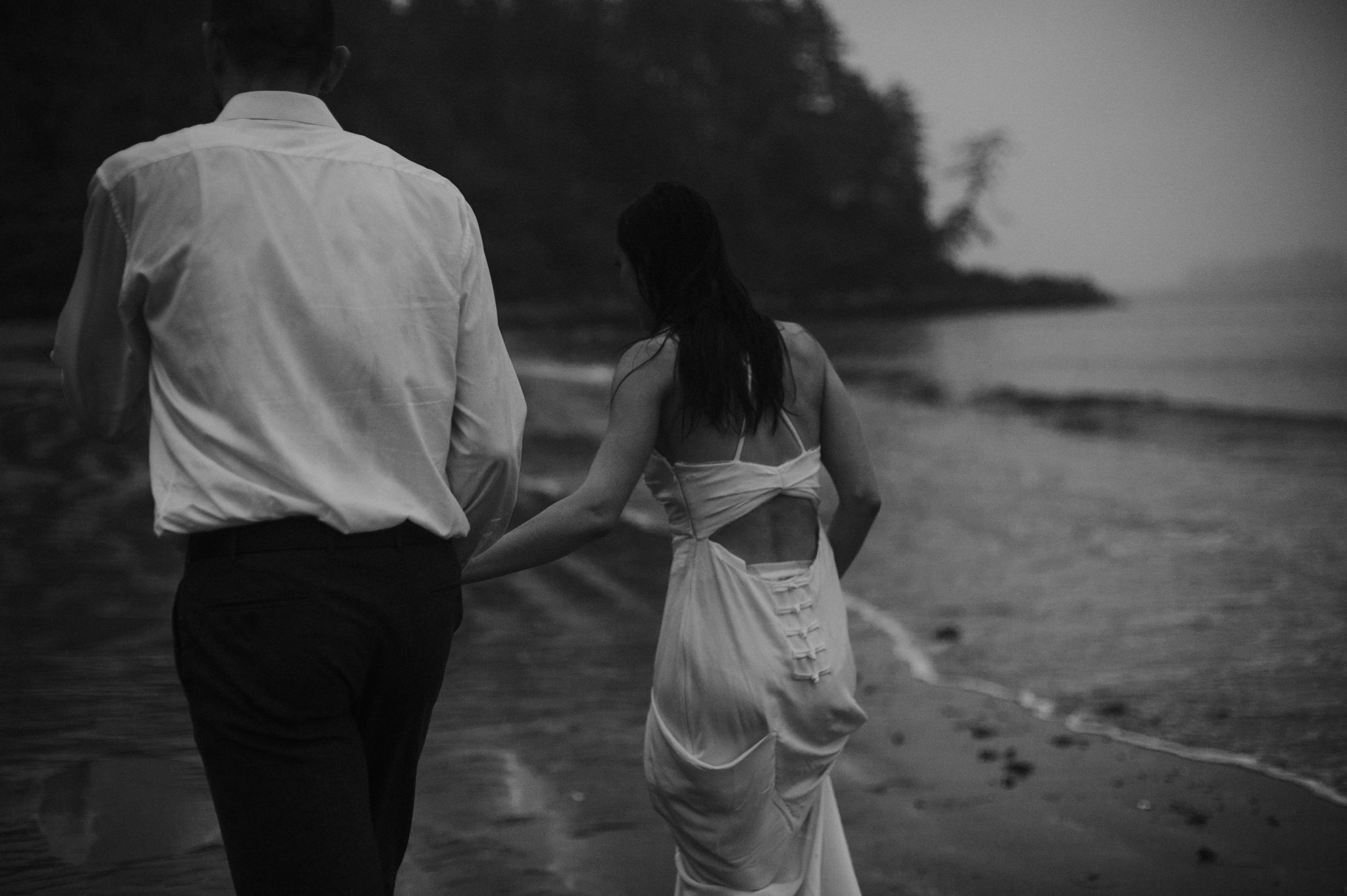 Intimate Tonquin Beach Day-Before Portraits in Tofino // Daring Wanderer: www.daringwanderer.com