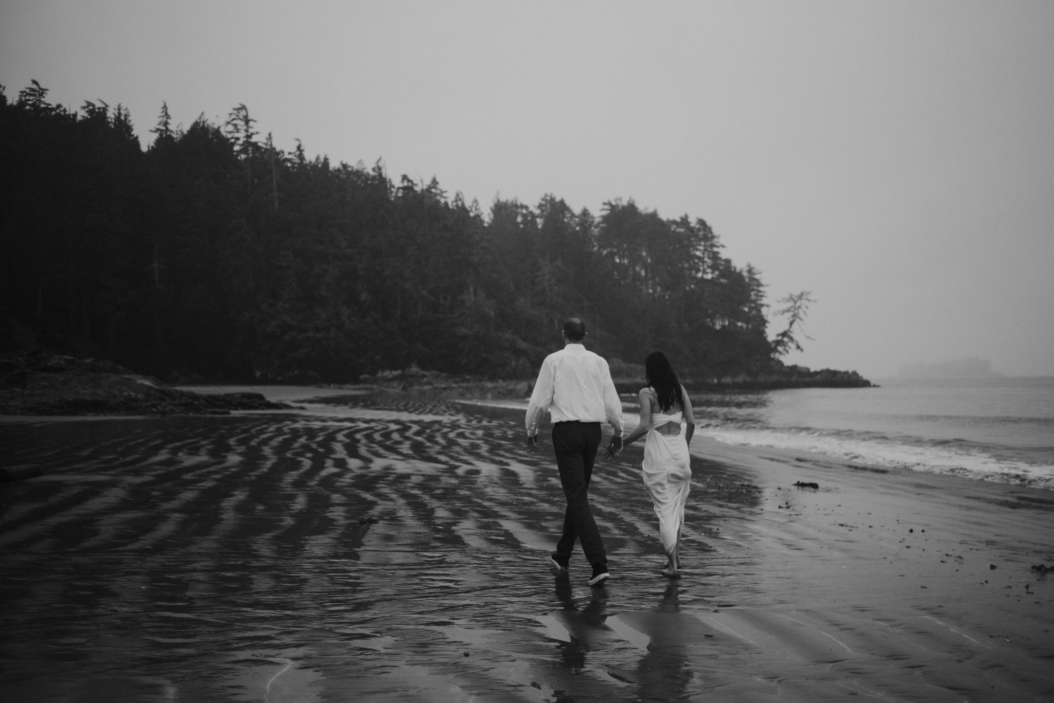 Intimate Tonquin Beach Day-Before Portraits in Tofino // Daring Wanderer: www.daringwanderer.com