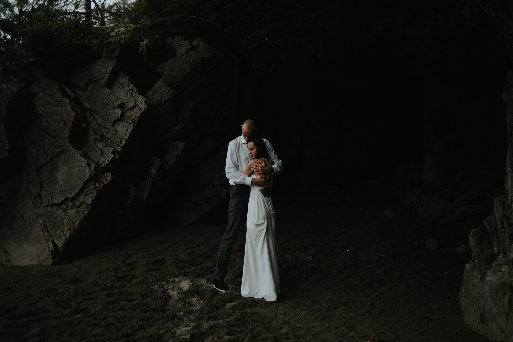 Intimate Tonquin Beach Day-Before Portraits in Tofino // Daring Wanderer: www.daringwanderer.com