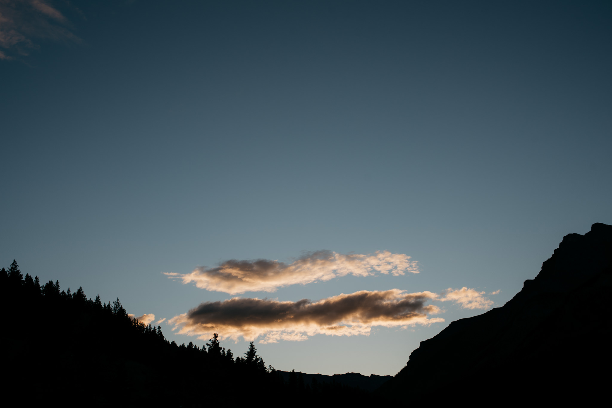 Sunrise at Lake Minnewanka in Banff National Park // Daring Wanderer: www.daringwanderer.com