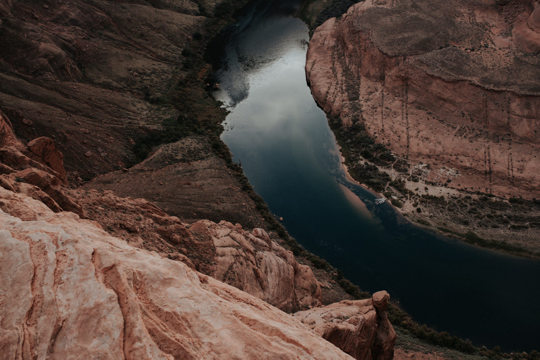 Horseshoe Bend at sunset in Page, Arizona // Daring Wanderer: www.daringwanderer.com