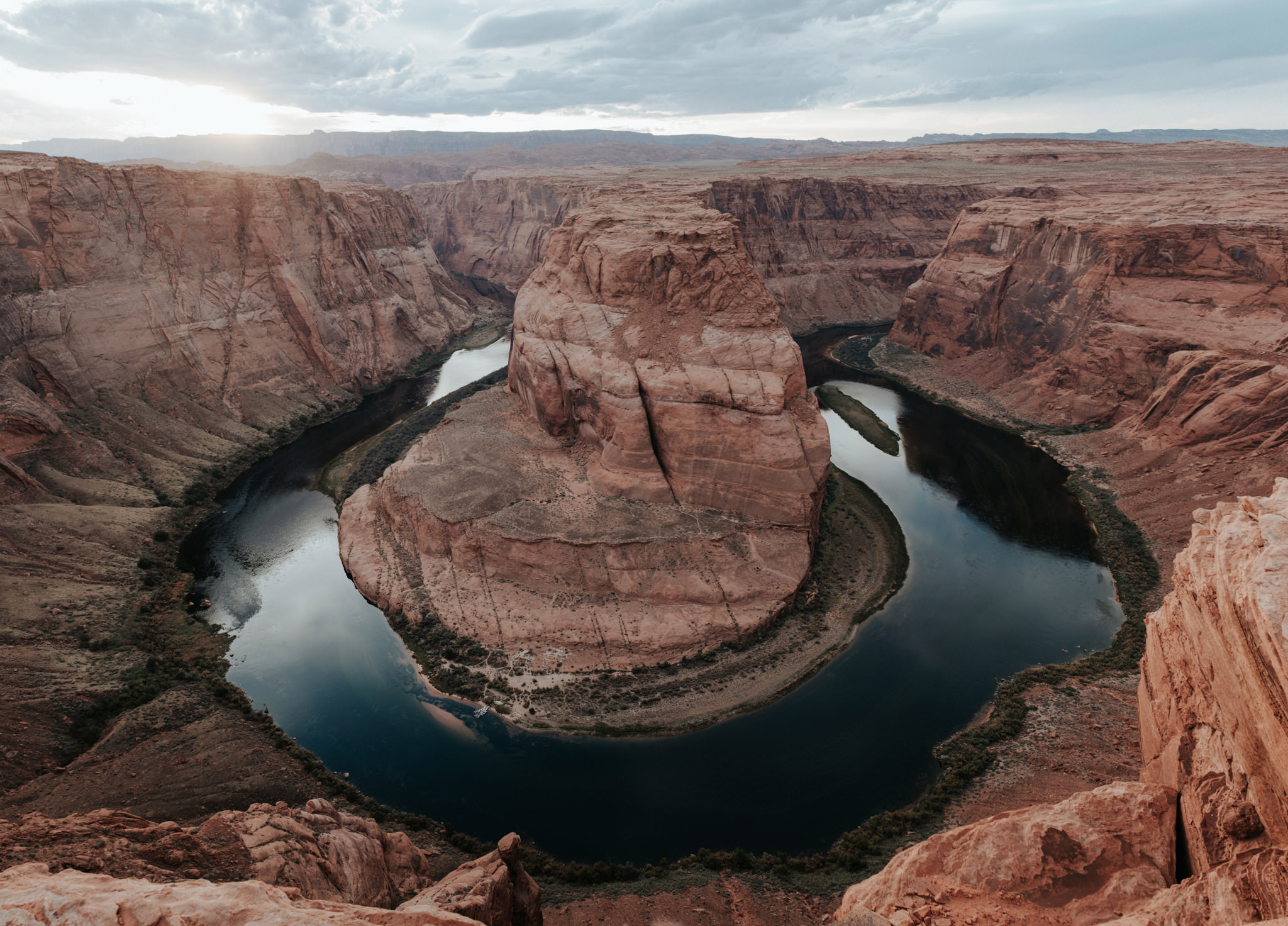 Horseshoe Bend at sunset in Page, Arizona // Daring Wanderer: www.daringwanderer.com