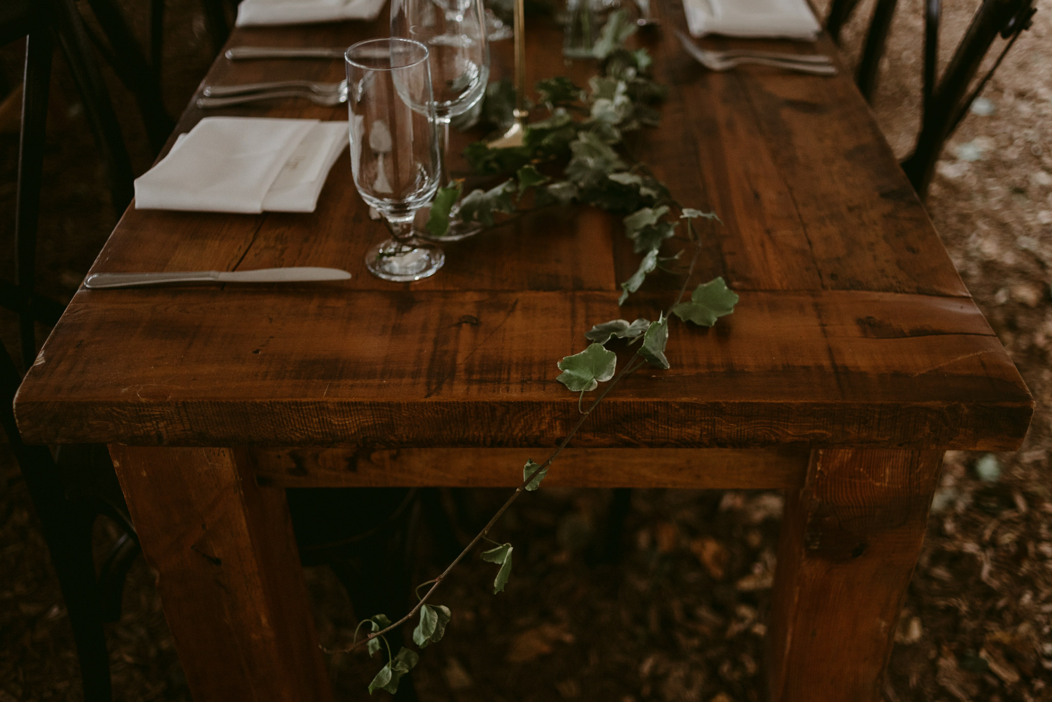 vines on wooden table for wedding reception table setup
