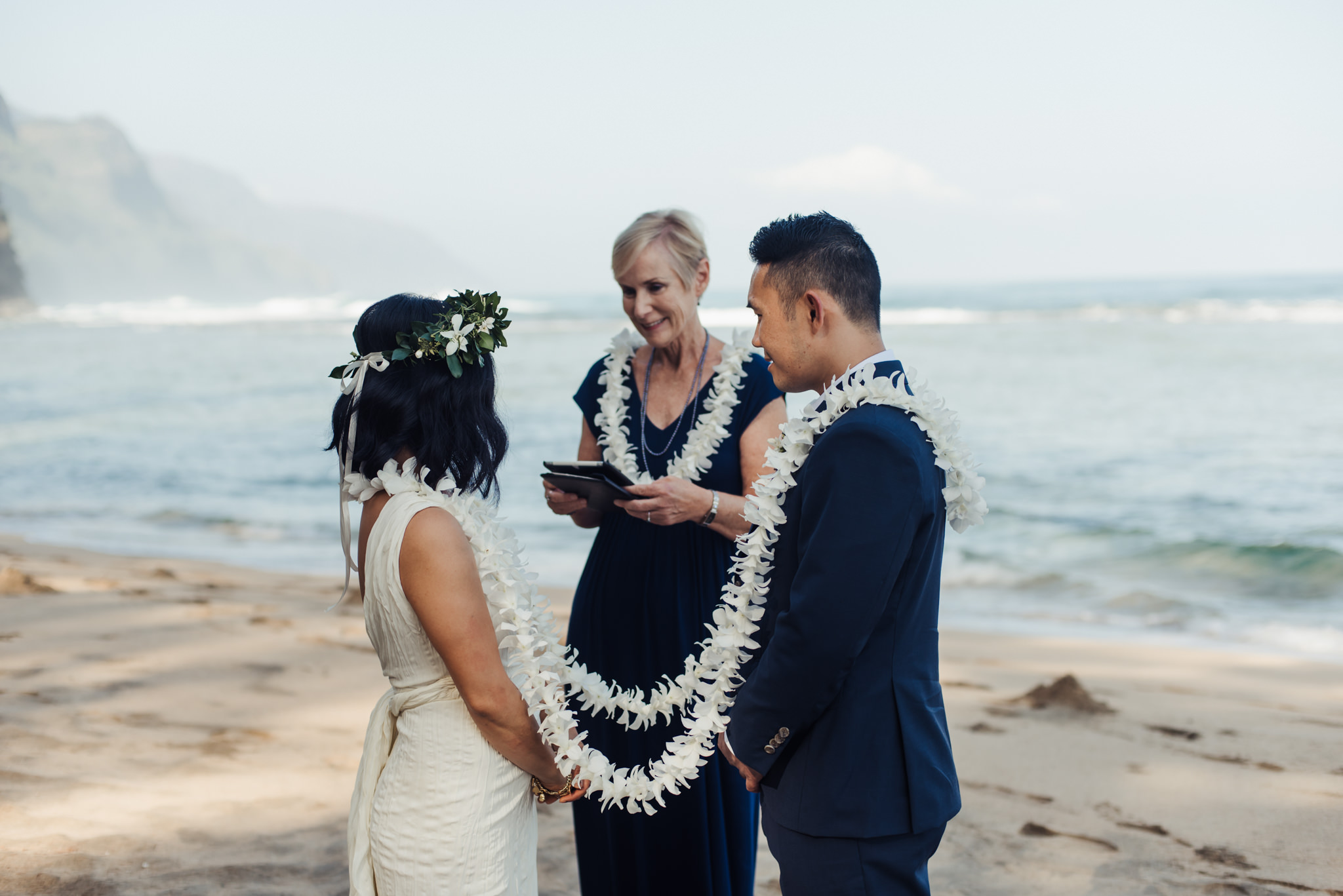 kauai elopement beach ceremony