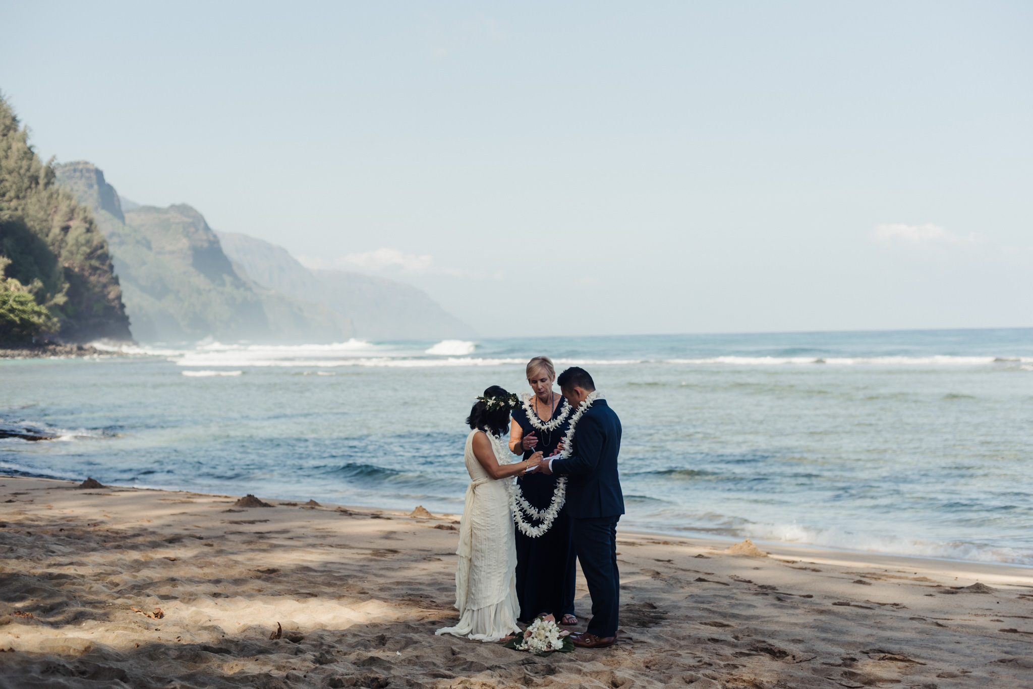 kauai elopement beach ceremony