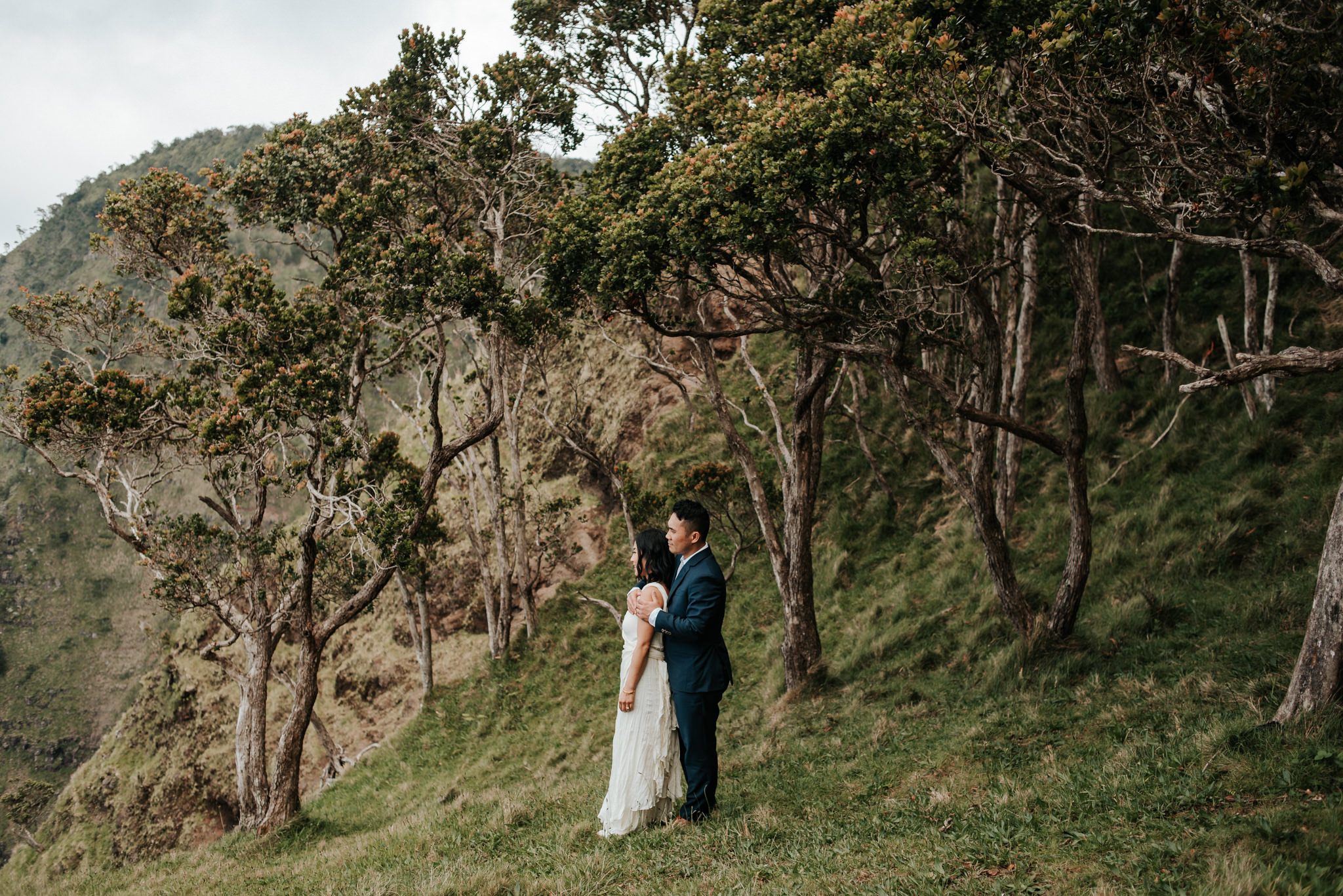 bride and groom hugging in na pali coast