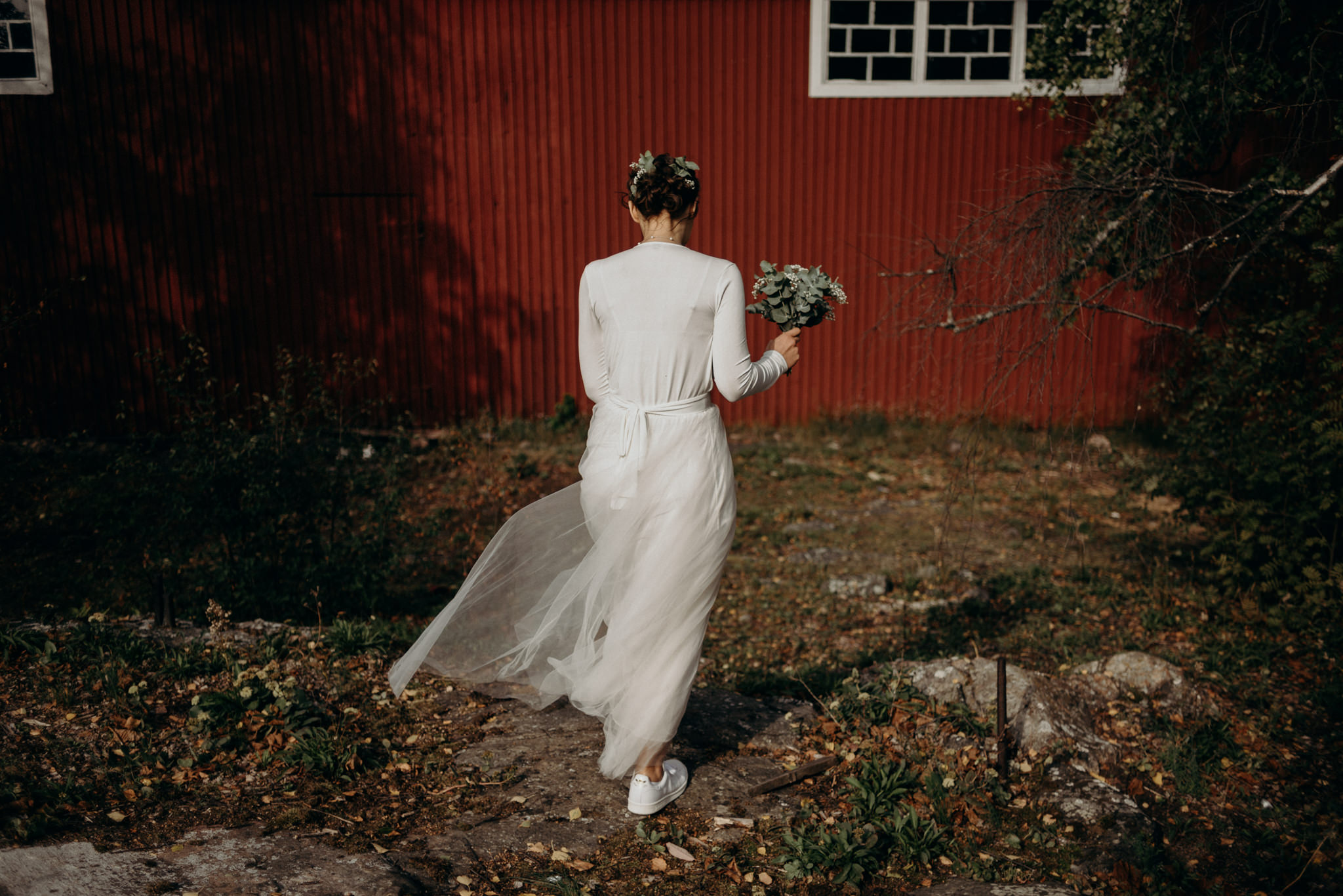 bride walking towards Valkosaaren Telakka wedding venue in Helsinki