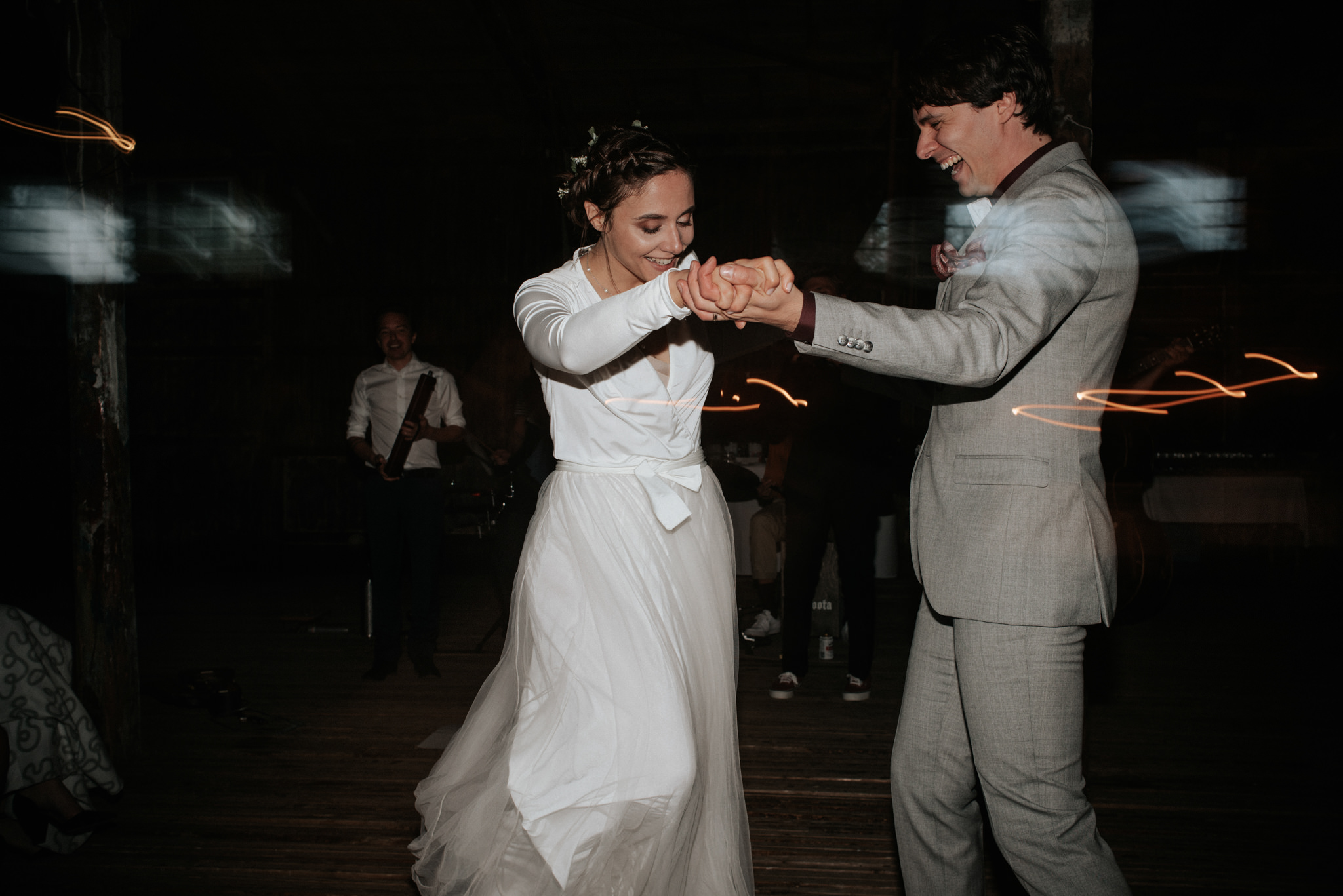 bride and gromo dancing during wedding reception at Valkosaaren Telakka