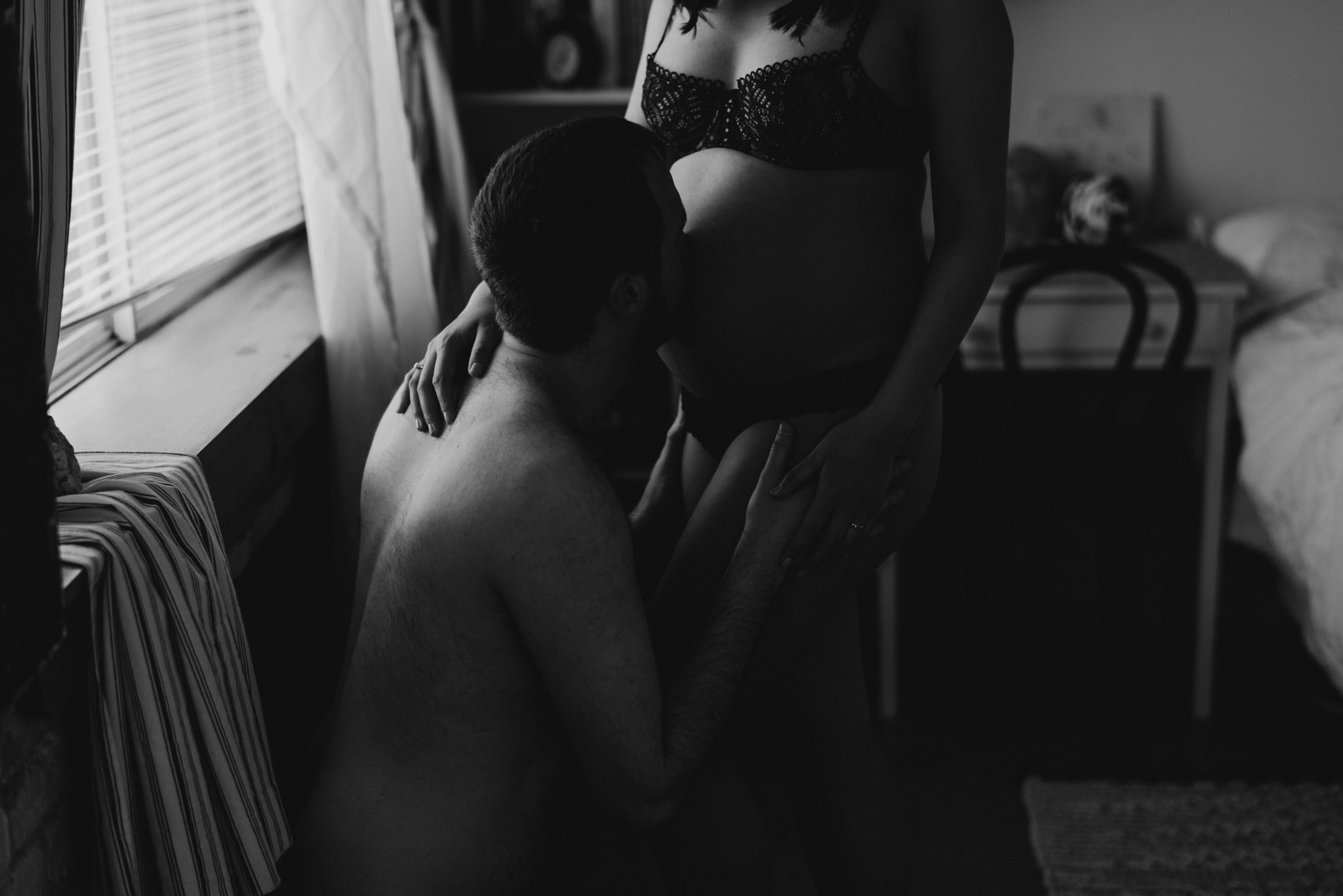 couple portraits, guy kissing pregnant belly