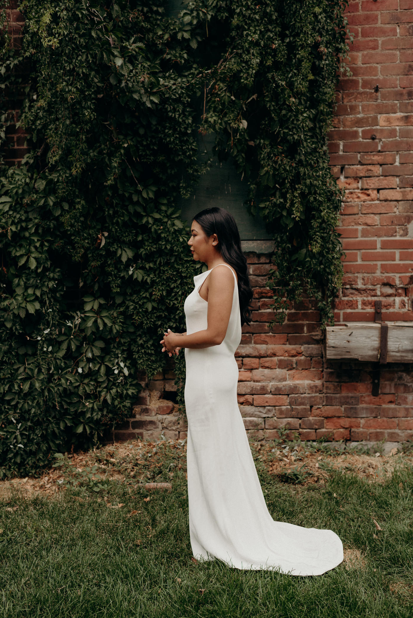 Bride waiting to see groom for first look