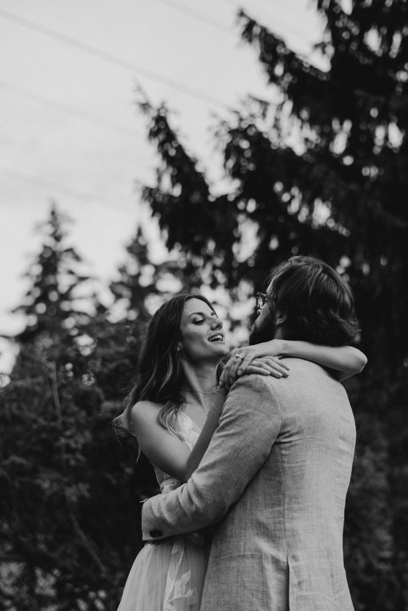 outdoor backyard wedding first dance