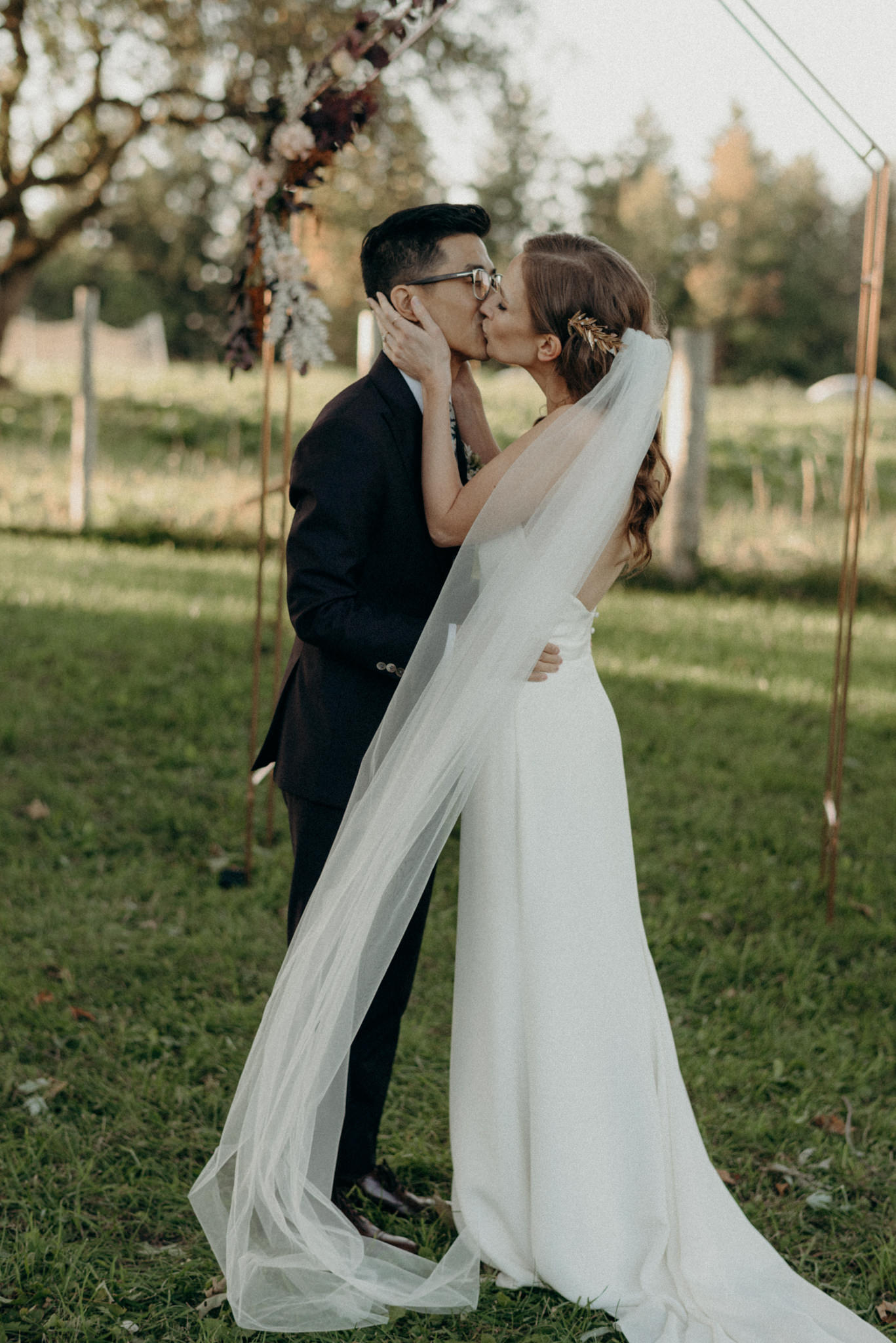 first kiss, outdoor wedding