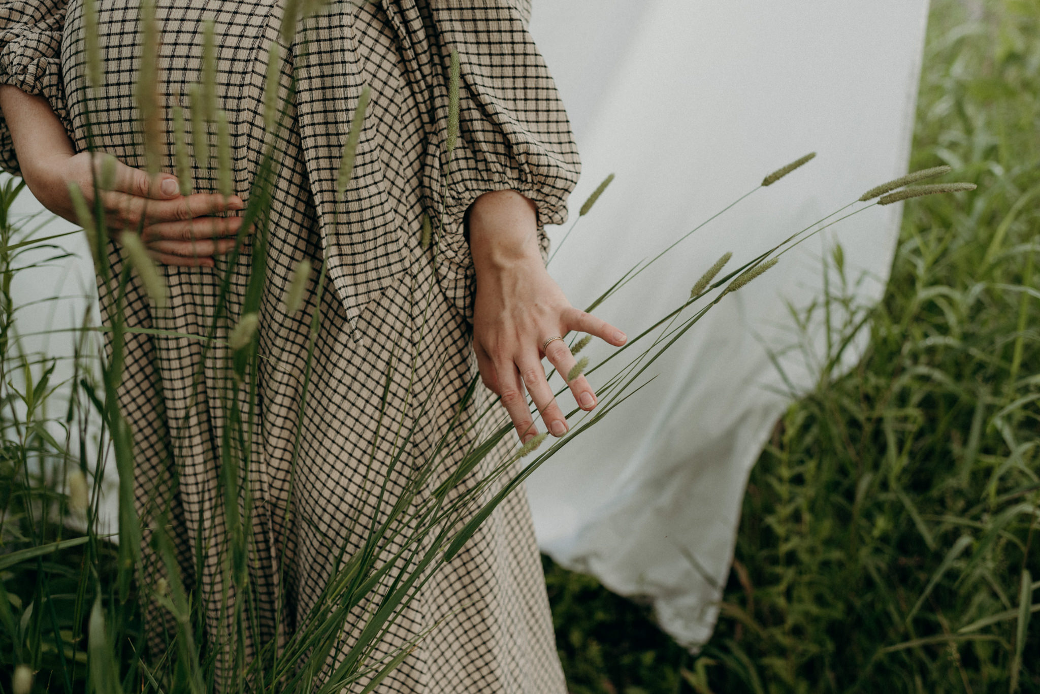 outdoor maternity shoot in Ontario