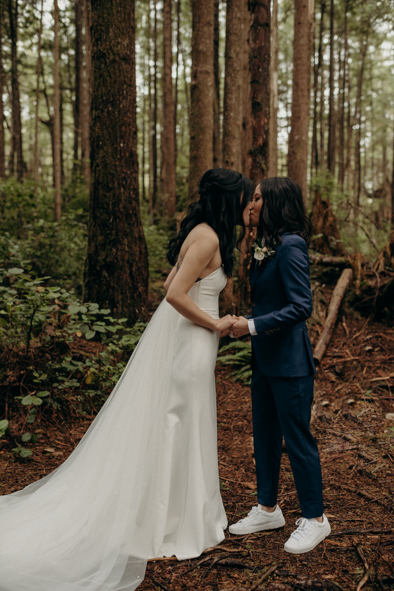 first kiss, same sex elopement in Tofino