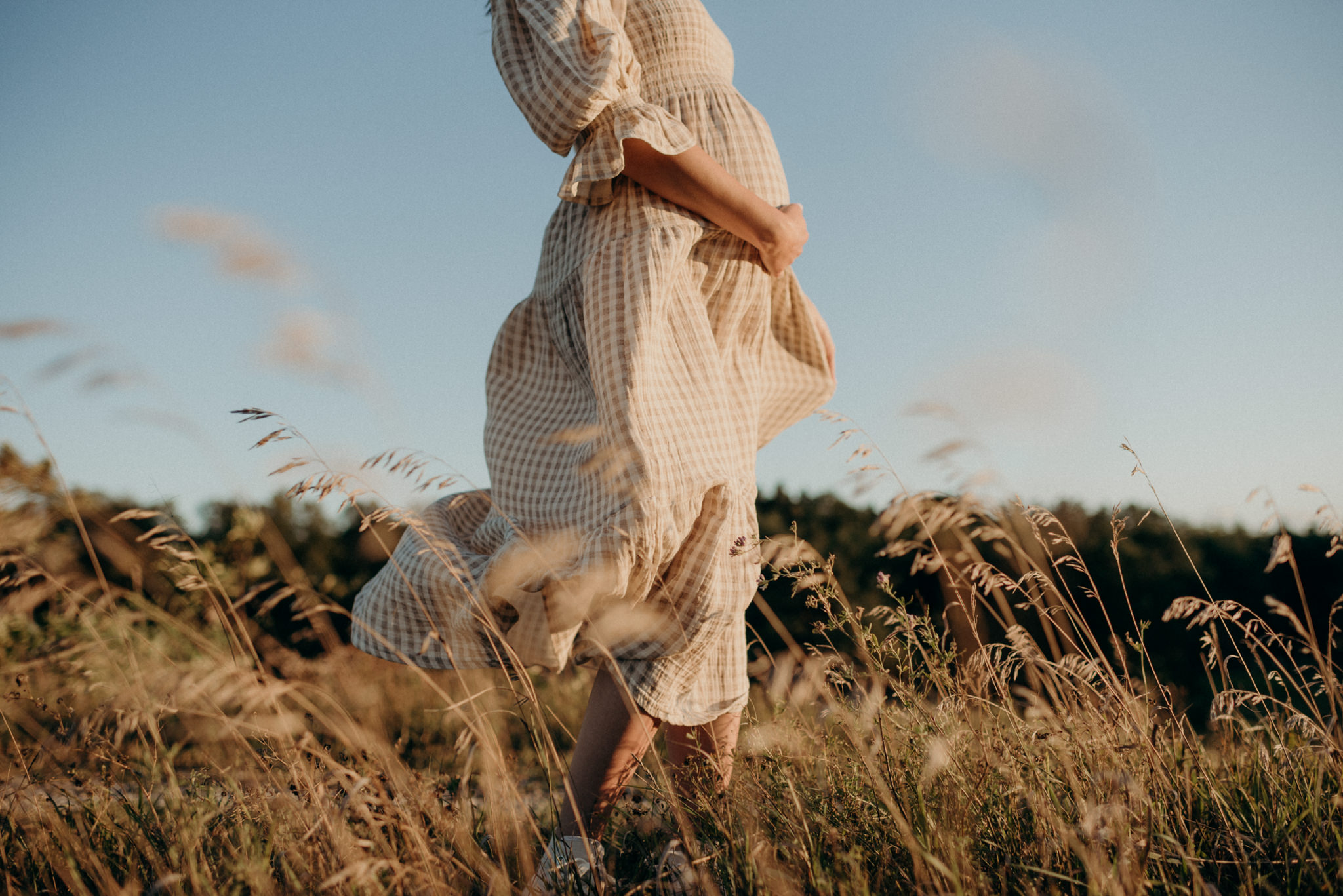 summer sunset maternity shoot in Uxbridge