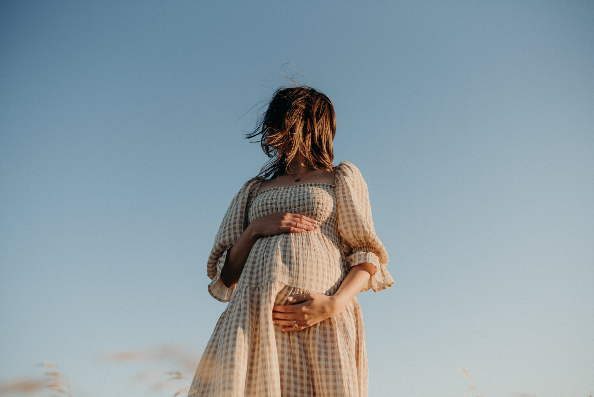 summer sunset maternity shoot in Uxbridge