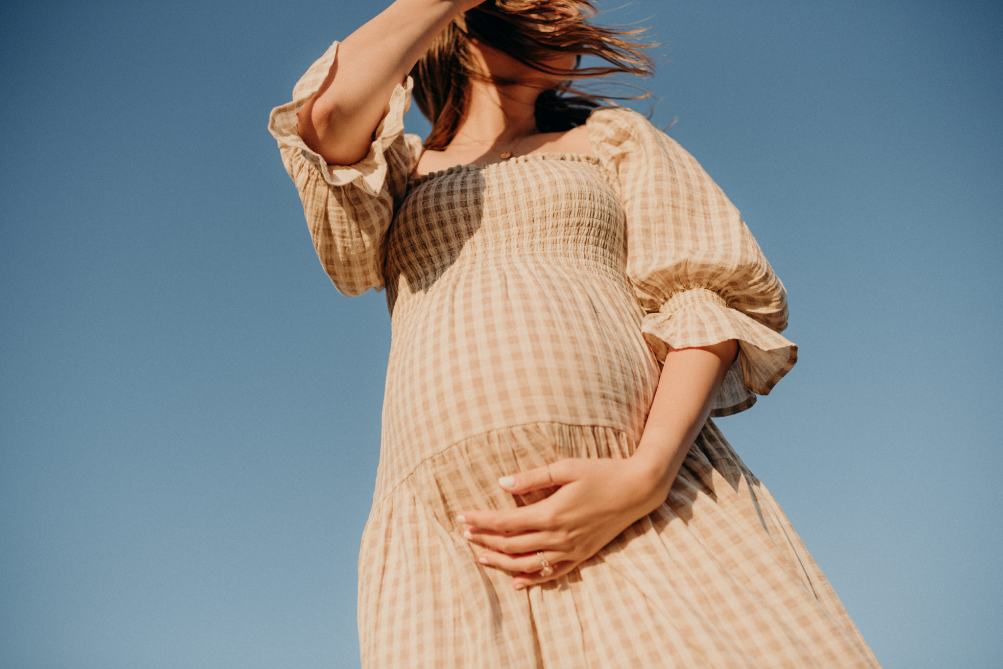 summer sunset maternity shoot in Uxbridge